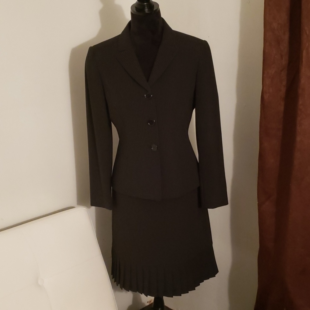 Black pin striped Tahari 2 Piece Suit sz 6p petite